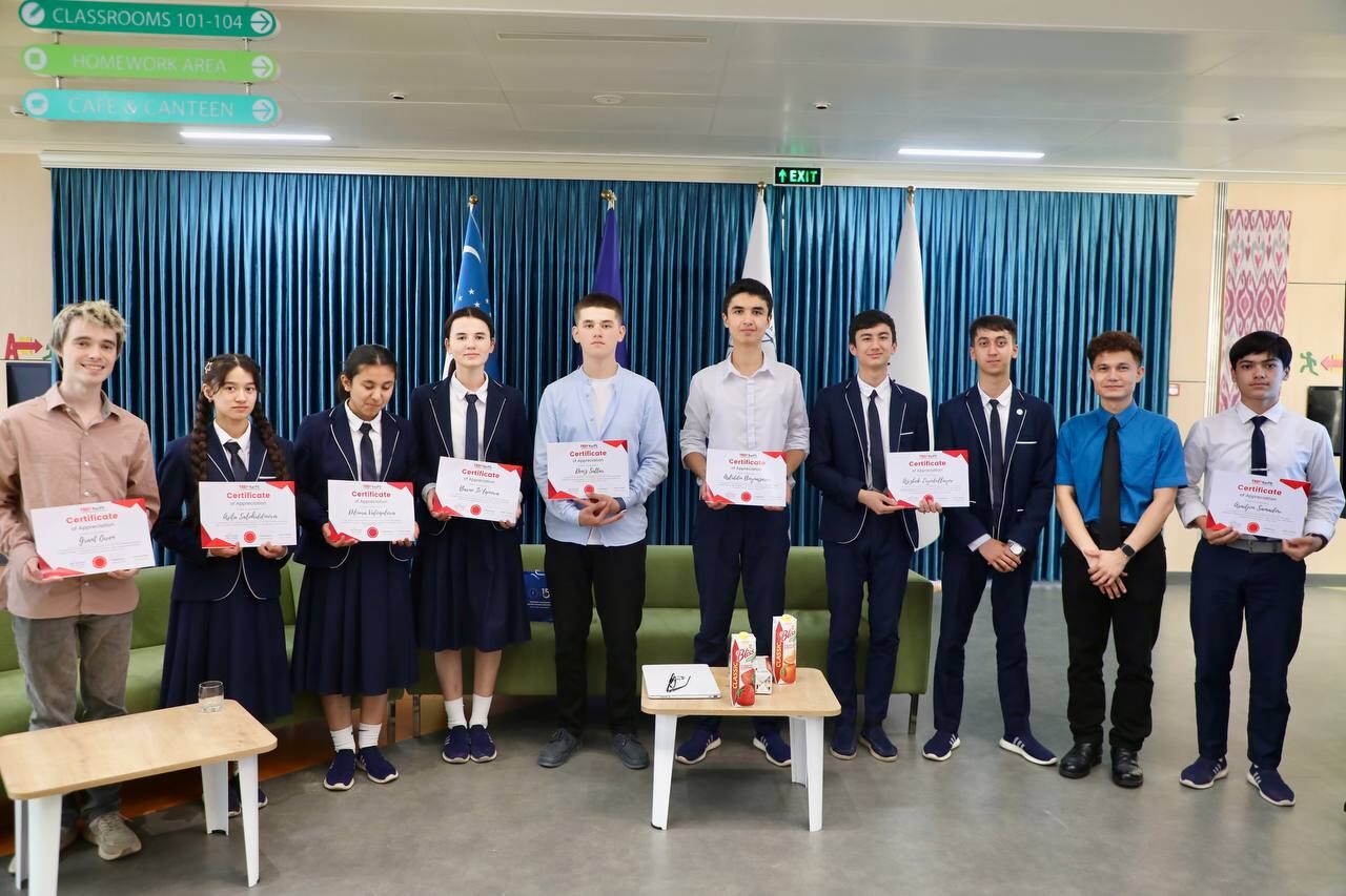 TEDxKarPS speakers holding certificates